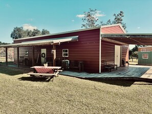 Outdoor dining - The Barn at Fly Away Farm (Ocala)