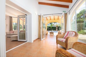 المنشأة من الداخل