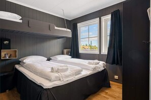 3 bedrooms, iron/ironing board, WiFi, bed sheets