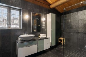 Douche, sèche-cheveux, serviettes fournies