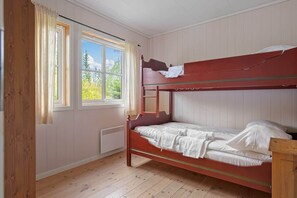 Tabla de planchar con plancha, wifi y ropa de cama 