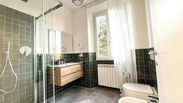 Dusche, Haartrockner, Bidet