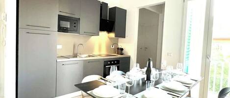 Réfrigérateur, micro-ondes, four, plaque de cuisson