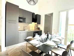 Kühlschrank, Mikrowelle, Ofen, Herdplatte