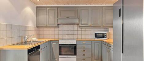 Jääkaappi, mikroaaltouuni, uuni, liesi