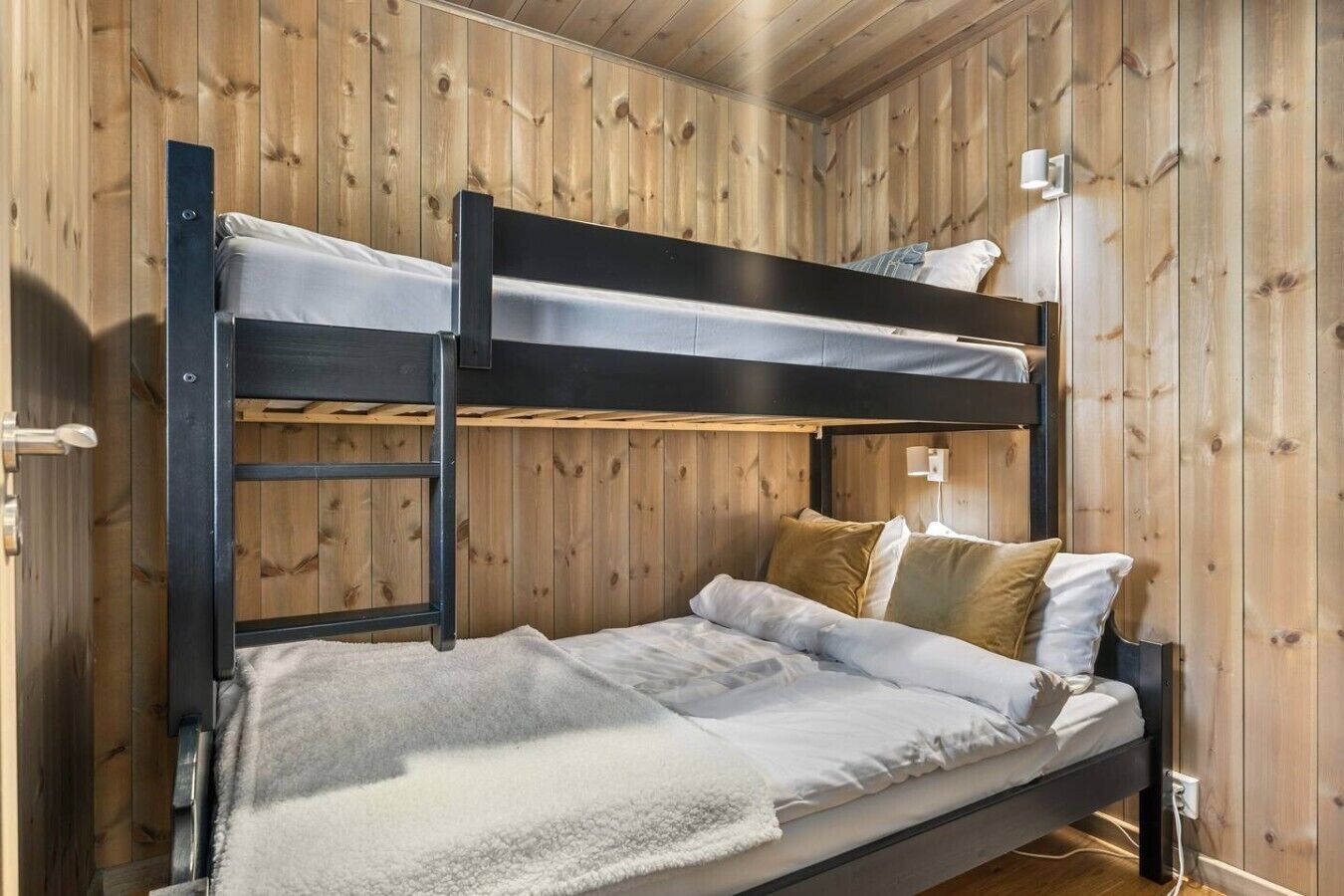 Desk, iron/ironing board, WiFi, bed sheets