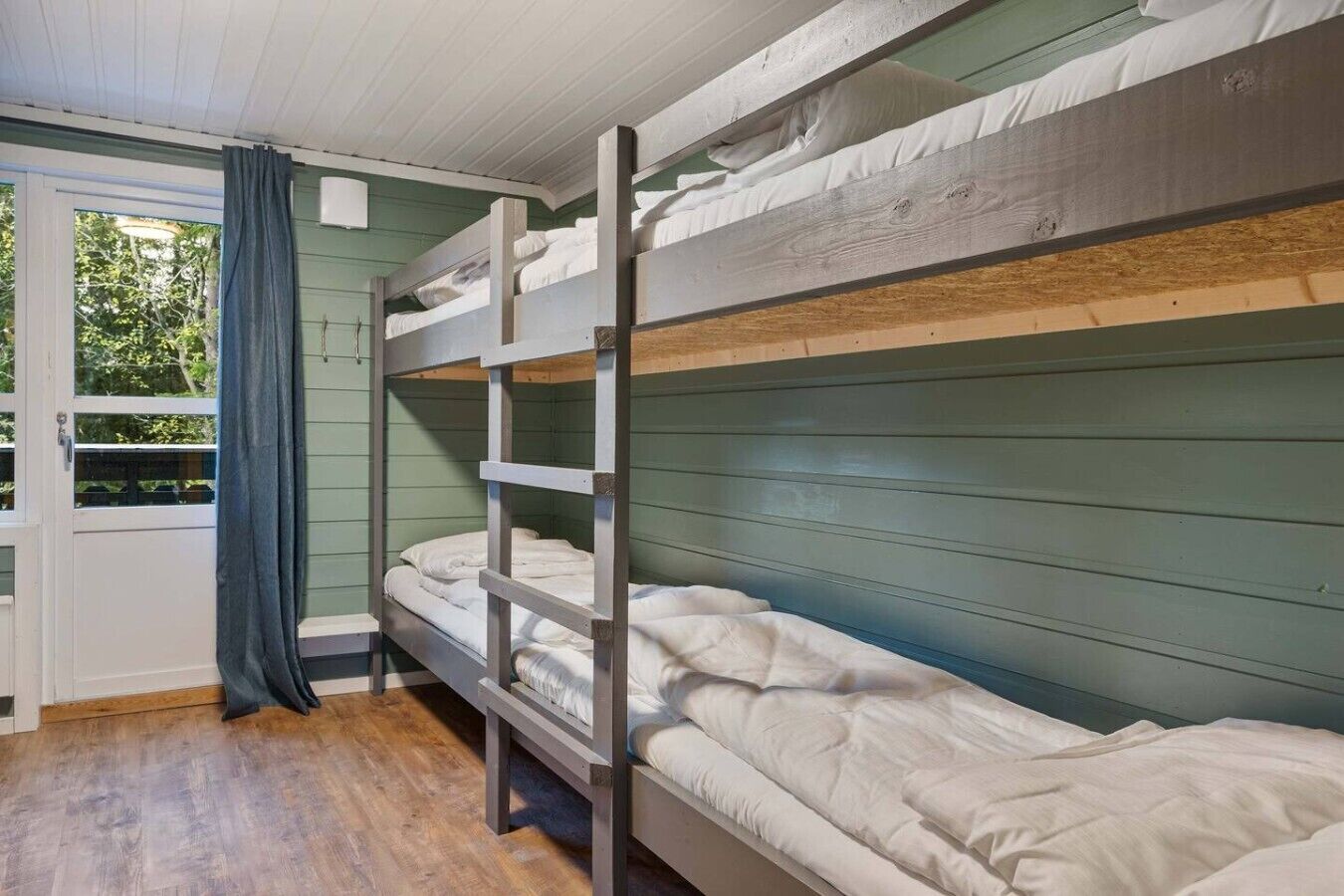 Desk, WiFi, bed sheets