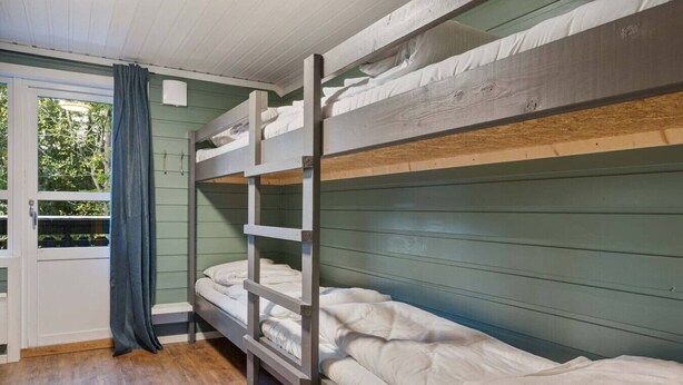 A bunk bed room with a window and curtains. - Trysil Ski-in/out, Sauna, Groups (Trysil)