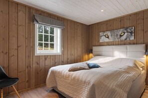 5 bedrooms, iron/ironing board, WiFi, bed sheets