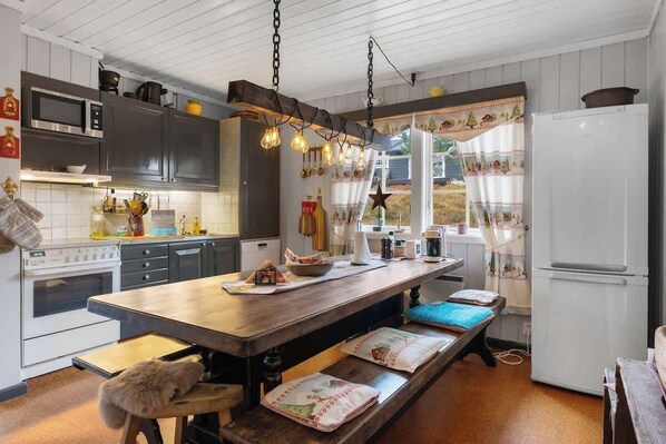 ثلاجة، ميكروويف، فرن، موقد طهي مسطح