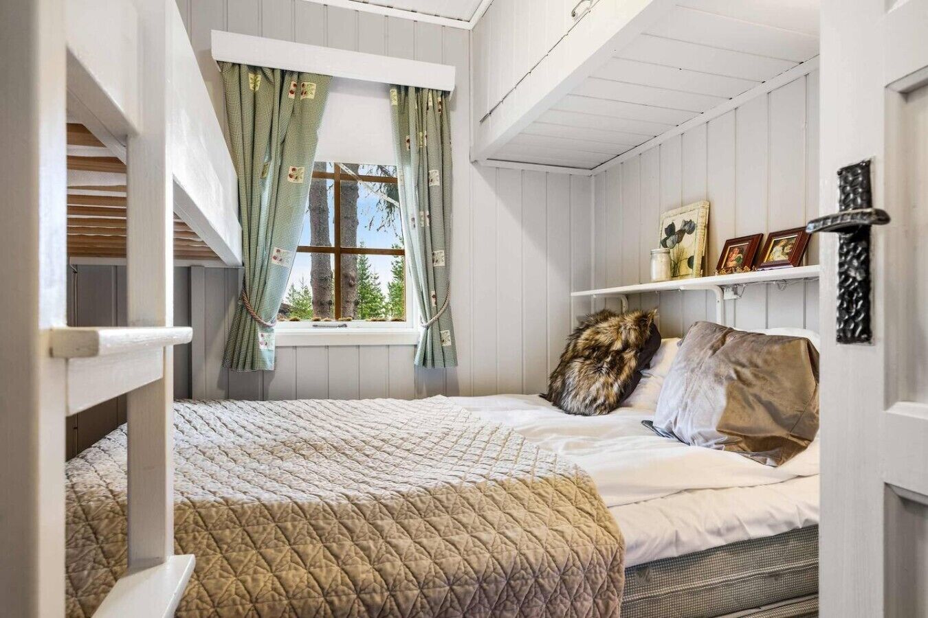 Desk, WiFi, bed sheets