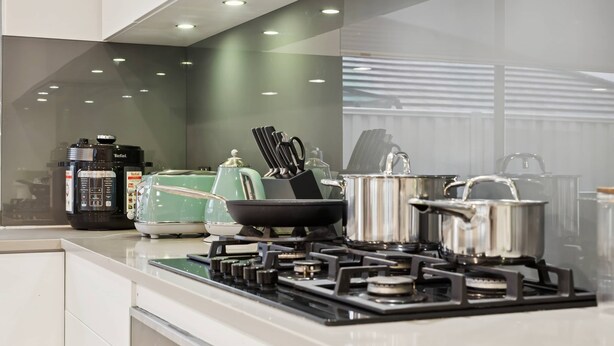 Coffee/tea maker, fridge, microwave, oven - The Lake House | Spa + Games near Coogee Beach (Munster)
