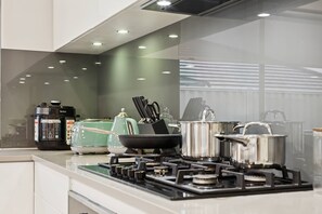 Cafetière-théière, réfrigérateur, four à micro-ondes, un four