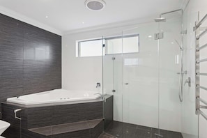 Dusche, Haartrockner, Handtücher, Shampoo