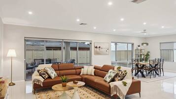 TV, livros, escritórios