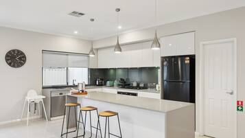 Micro-ondes, four, plaque de cuisson, lave-vaisselle