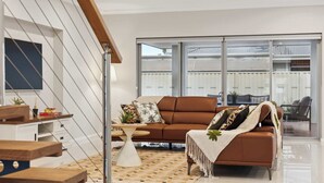 TV, table football, offices - The Lake House | Spa + Games near Coogee Beach (Munster)