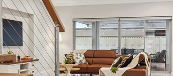 Beachside Family Retreat | 6 Bed + Spa | Fremantle