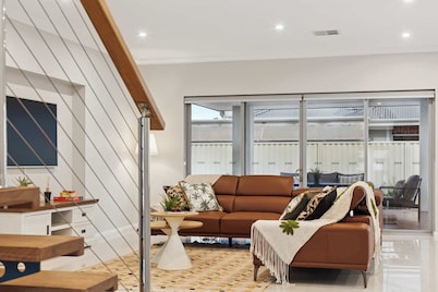 Beachside Family Retreat | 6 Bed + Spa | Fremantle