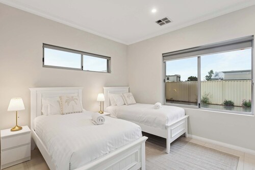 Beachside Family Retreat | 6 Bed + Spa | Fremantle