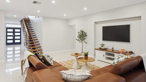 TV, table football, offices - The Lake House | Spa + Games near Coogee Beach (Munster)