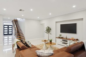 Fernseher, Tischfußball, Arbeitsbereiche