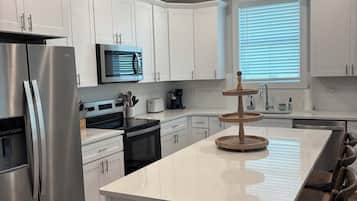 Micro-ondes, four, plaque de cuisson, lave-vaisselle