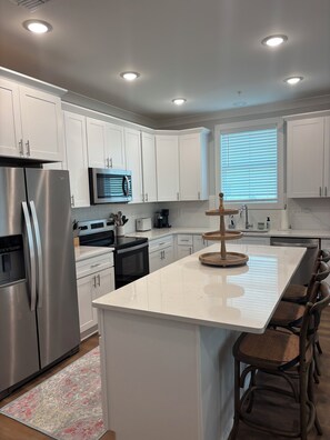 Mikrobølgeovn, ovn, kokeplater og oppvaskmaskin