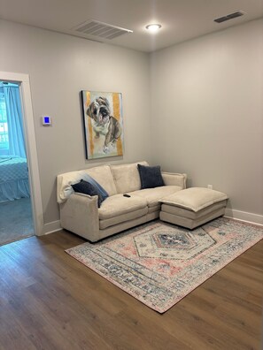 Smart TV - Bulldog Getaway--Brand New 3BR/3.5BA Condo near Davis Wade Stadium. (Starkville)