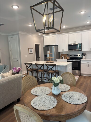 Bulldog Getaway--Brand New 3BR/3.5BA Condo near Davis Wade Stadium.