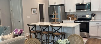 Bulldog Getaway--Brand New 3BR/3.5BA Condo near Davis Wade Stadium.