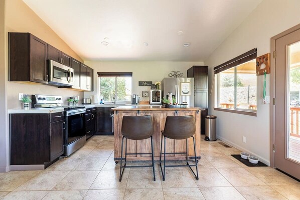 Køleskab, mikrobølgeovn, ovn, kogeplade