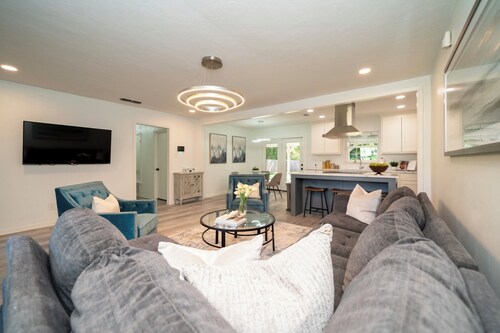 Stylish 5-Star Longview Stay: 3BR, Game Room & Smart TVs for 6–8 Guests