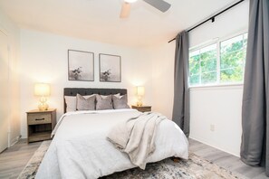 3 habitaciones, tabla de planchar con plancha, wifi y ropa de cama 