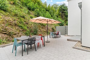 Outdoor dining - LUMlFLATS: 4 Zimmer / E-Ladestation / Dachterrasse (Offenburg)
