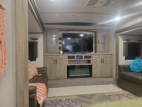 スマートテレビ、暖炉、書庫. Cozy 2-bedroom Luxury RV in Cornville near Sedona