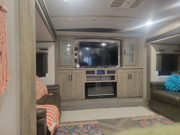 تلفزيون ذكي، مدفأة، كُتُب