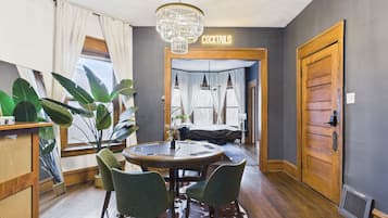 4 quartos, escrivaninha, ferros/tábuas de passar roupa, berço de viagem