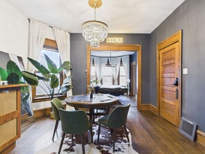 4 soverom, skrivebord, strykejern/-brett og reiseseng for barn