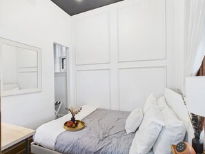 4 quartos, escrivaninha, ferros/tábuas de passar roupa, berço de viagem