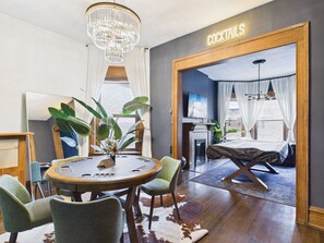 4 quartos, escrivaninha, ferros/tábuas de passar roupa, berço de viagem