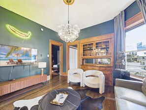 تلفزيون ذكي، مدفأة، مكتب