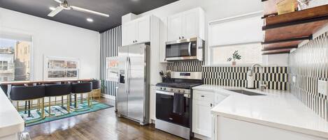 Refrigerador, microondas, horno, placa de cocina