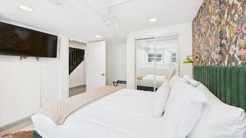 2 quartos, ferros/tábuas de passar roupa, berço de viagem