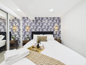 2 bedrooms, iron/ironing board, travel crib, free WiFi - Game Day Flat • Steps to Wrigley + CTA (Chicago)