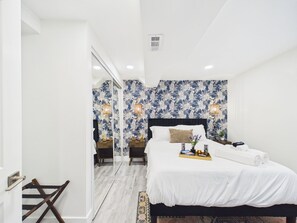 2 bedrooms, iron/ironing board, travel cot, free WiFi - Elite 2BR Art Deco retreat. Steps to Wrigley. (Chicago)