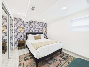 2 quartos, ferros/tábuas de passar roupa, berço de viagem