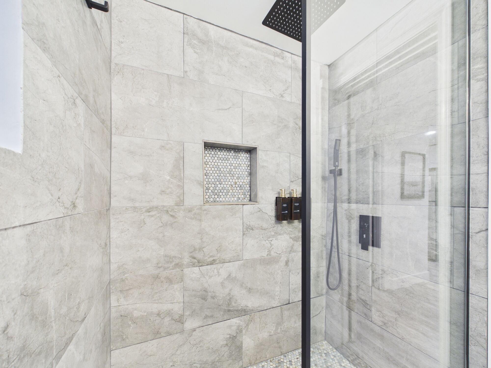 Sèche-cheveux, serviettes fournies
