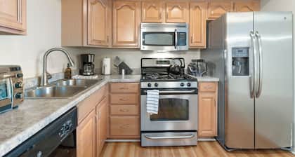 Canyon Glow Getaway – 2BR Near Trails & Shops