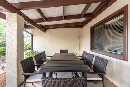 Canyon Glow Getaway – 2BR Near Trails & Shops